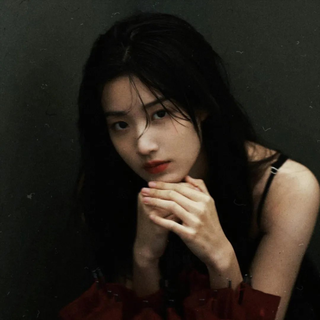 九顶假发的女孩